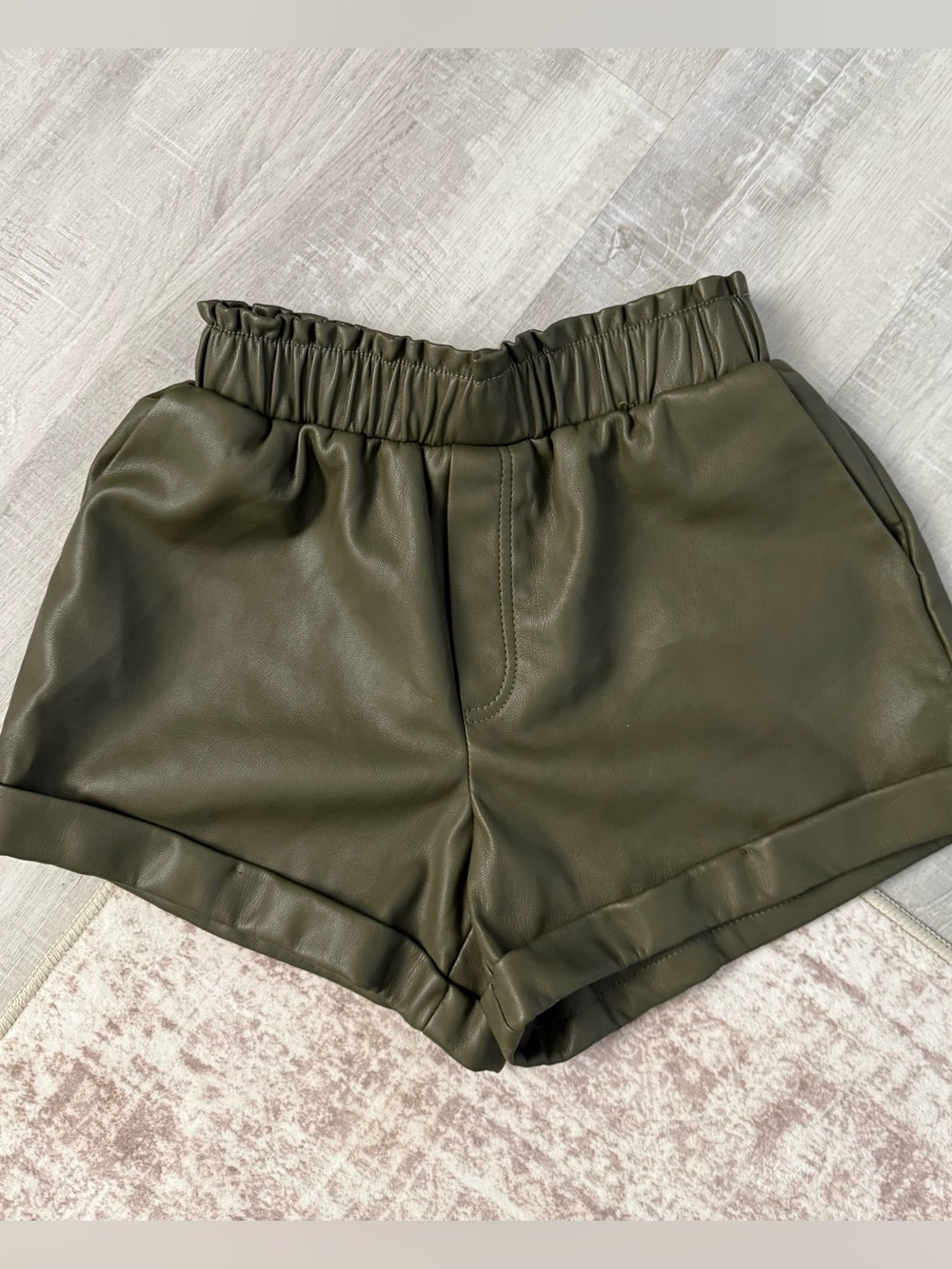 Forever 21 Leather Hi-Rise Olive Green Paperbag Shorts, Womens XS.